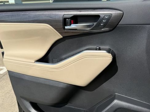 Used 2024 Toyota Highlander Limited FWD image 26