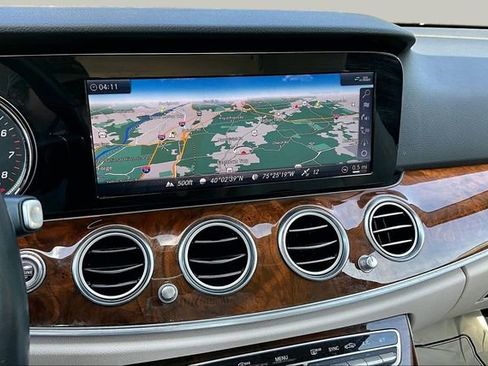 Used 2019 Mercedes-Benz E 300 4MATIC image 12