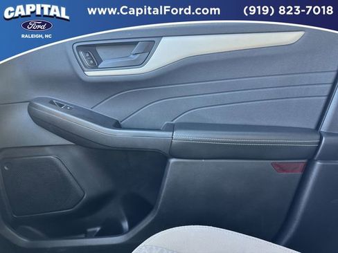 Used 2022 Ford Escape SE image 28