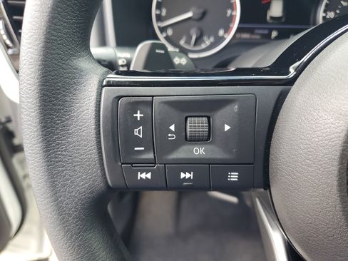 Certified 2022 Nissan Rogue SV image 17