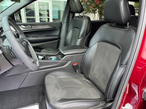 Used 2025 Jeep Grand Cherokee L Altitude AWD/4WD image 4