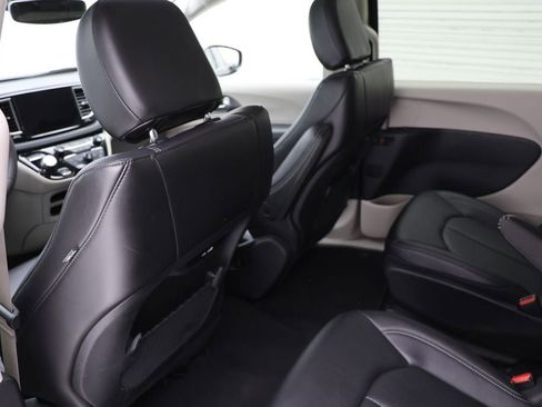 Used 2024 Chrysler Pacifica Select image 10