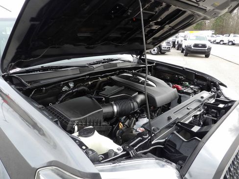 Used 2018 Toyota Tacoma TRD Sport image 45