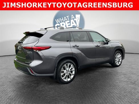 Used 2021 Toyota Highlander Limited image 3