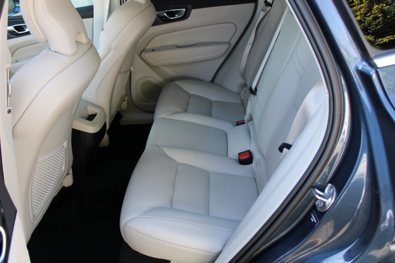 Used 2022 Volvo XC60 B5 Momentum FWD image 11