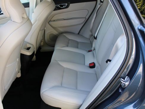 Used 2022 Volvo XC60 B5 Momentum image 11