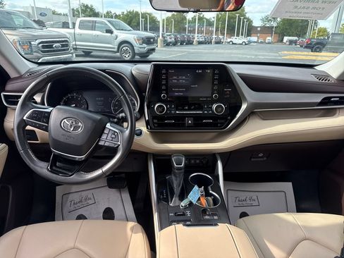 Used 2020 Toyota Highlander XLE AWD/4WD image 19