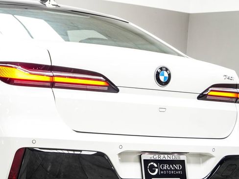 Used 2025 BMW 740i RWD image 14