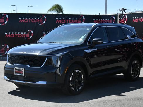 Used 2024 Kia Sorento S image 3