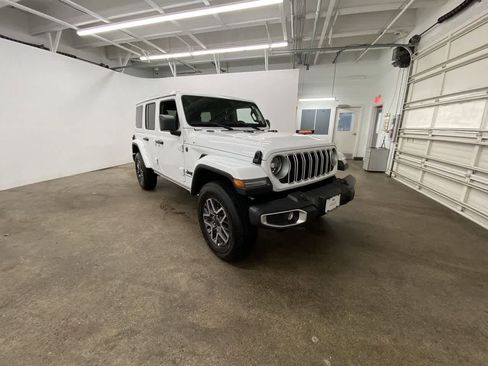 Used 2025 Jeep Wrangler Unlimited Sahara AWD/4WD image 8