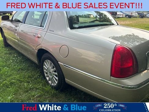 Used 2004 Lincoln Town Car Signature RWD image 5