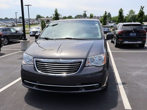 Used 2016 Chrysler Town & Country Touring FWD image 2