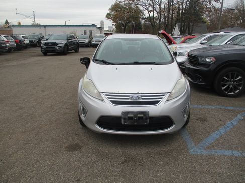 Used 2011 Ford Fiesta SEL image 2