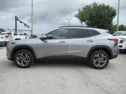 Used 2025 Chevrolet Trax LT w/ Sunroof Package FWD image 4