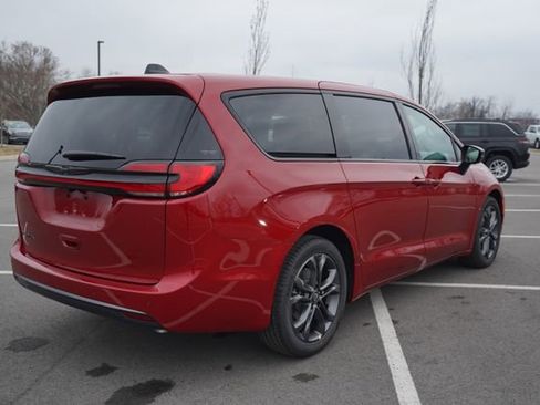 New 2026 Chrysler Pacifica Select image 9