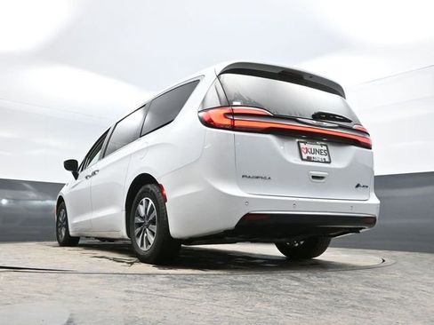 Used 2024 Chrysler Pacifica Select image 51