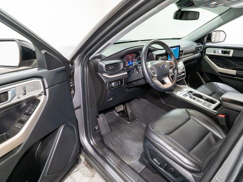 Used 2022 Ford Explorer XLT w/ Equipment Group 202A image 12