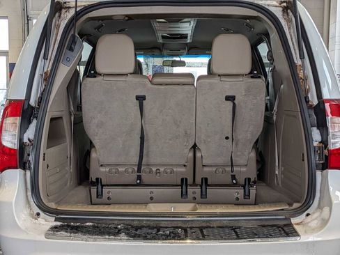 Used 2015 Chrysler Town & Country Touring image 31