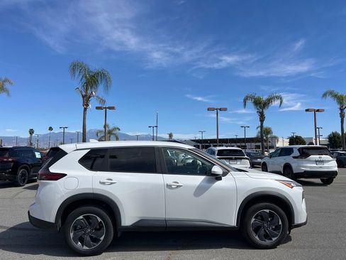 Used 2024 Nissan Rogue SV image 9