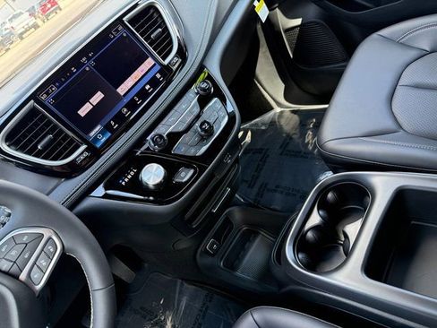 New 2026 Chrysler Pacifica Select image 24