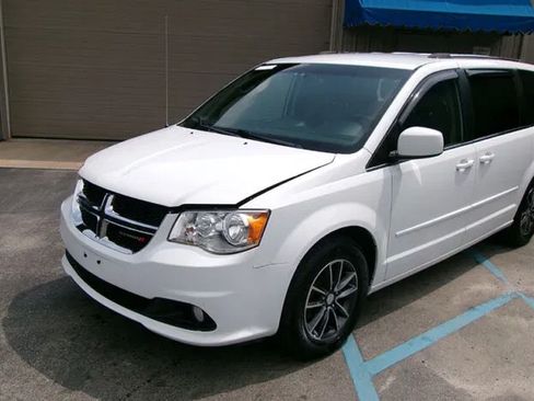Used 2017 Dodge Grand Caravan SXT FWD image 5