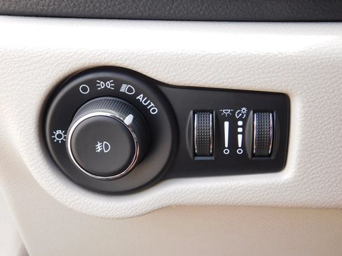 Used 2024 Chrysler Pacifica Limited FWD image 28