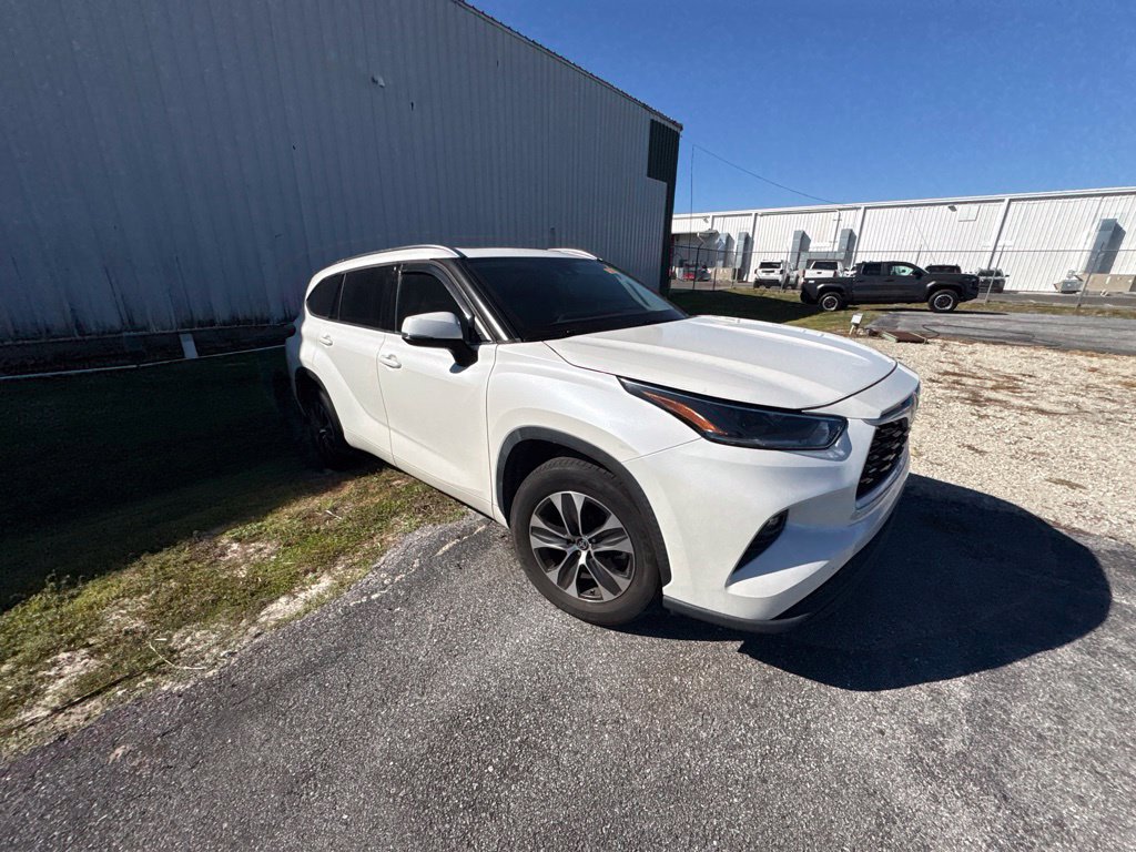 Used 2021 Toyota Highlander XLE FWD image 11