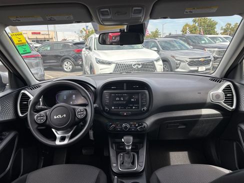 Used 2025 Kia Soul LX w/ LX Technology Package FWD image 31