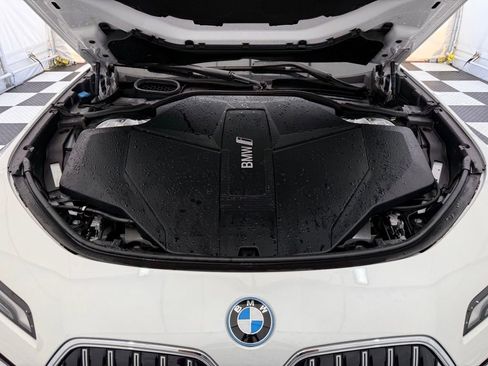 Used 2024 BMW i7 xDrive60 AWD/4WD image 9