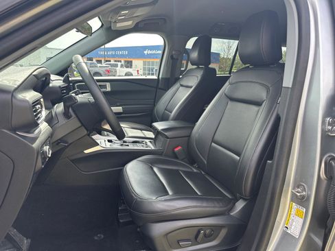 Used 2023 Ford Explorer XLT w/ Equipment Group 202A image 6