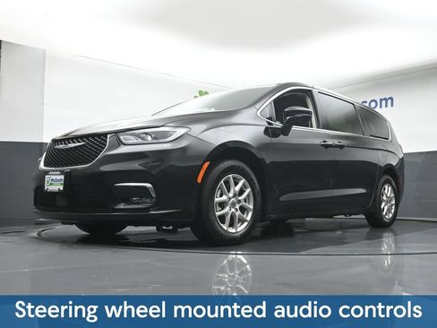 Used 2024 Chrysler Pacifica Touring-L FWD image 6