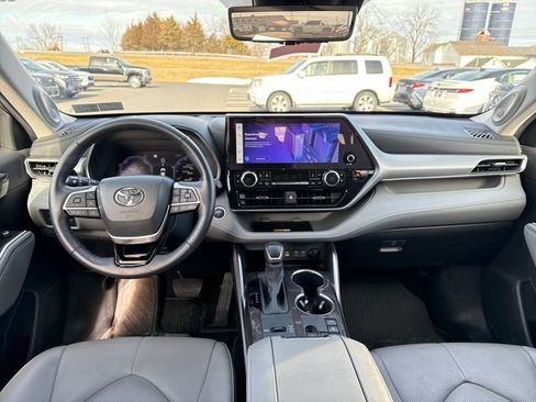Used 2024 Toyota Highlander Platinum image 13