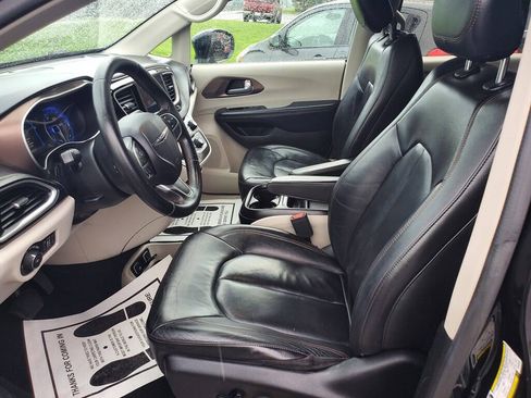 Used 2017 Chrysler Pacifica Touring-L FWD image 6