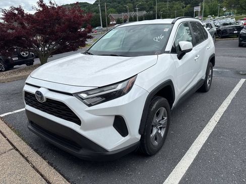 Used 2022 Toyota RAV4 XLE AWD/4WD image 2