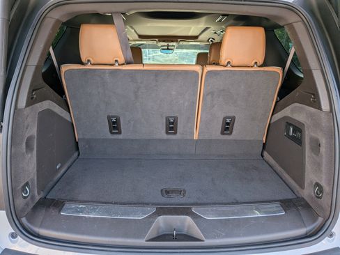 Used 2021 Cadillac Escalade Premium Luxury RWD image 18