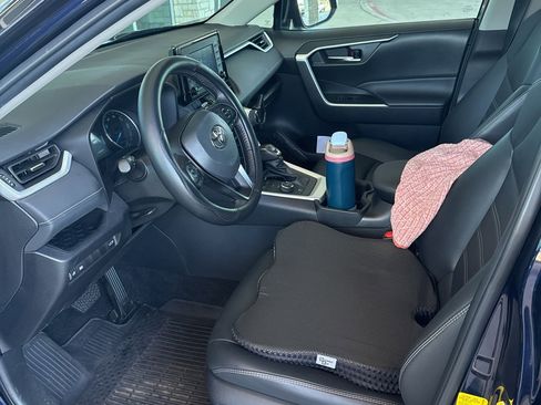 Used 2022 Toyota RAV4 XLE Premium image 4