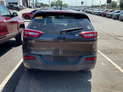 Used 2017 Jeep Cherokee Sport FWD image 5