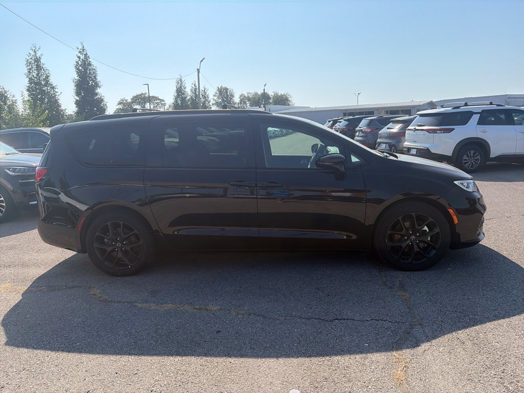 Used 2025 Chrysler Pacifica Limited FWD image 7