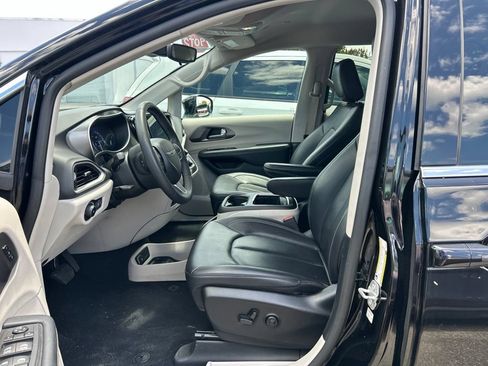 Used 2024 Chrysler Pacifica Touring-L FWD image 15