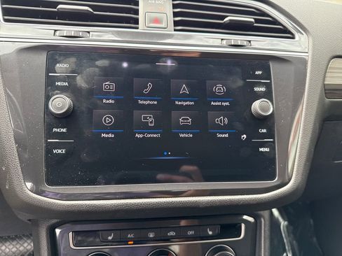 Used 2024 Volkswagen Tiguan SE AWD/4WD image 19