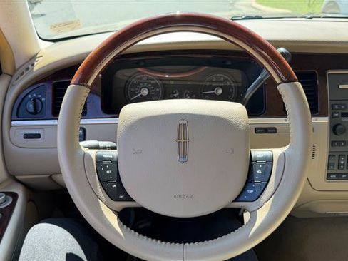 Used 2011 Lincoln Town Car Signature Limited RWD image 32