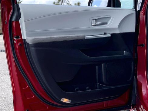 Used 2025 Toyota Sienna XLE w/ XLE Plus Package image 21