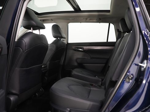 Used 2025 Toyota Highlander Platinum AWD/4WD image 19