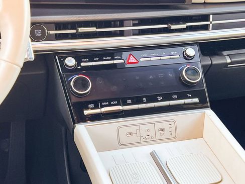 Certified 2025 Hyundai Santa Fe SEL image 18