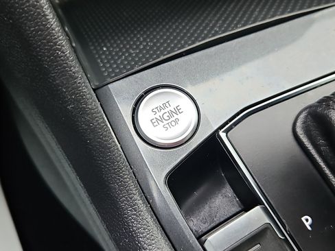 Used 2018 Volkswagen Tiguan SE image 16