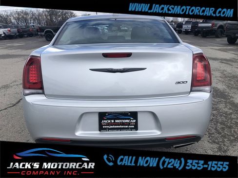 Used 2022 Chrysler 300 Touring w/ Sport Appearance Package image 4