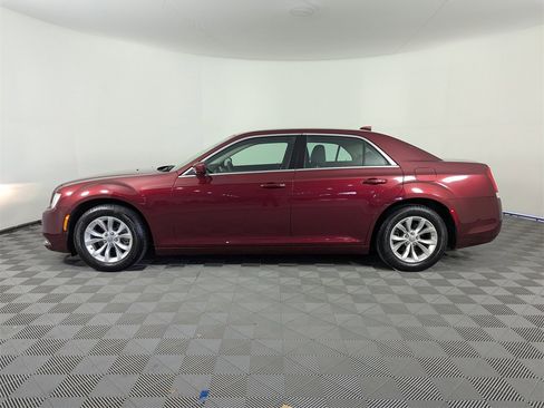 Used 2022 Chrysler 300 Touring image 8