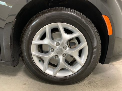 Used 2018 Chrysler Pacifica Touring-L w/ Tire & Wheel Group FWD image 30