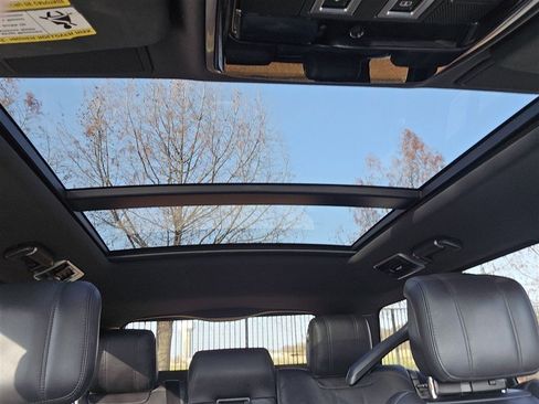 Used 2020 Land Rover Range Rover HSE image 17