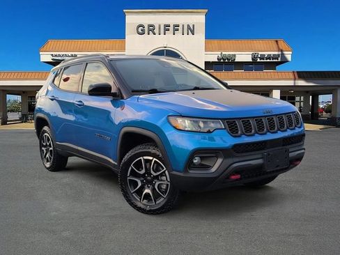 Used 2024 Jeep Compass Trailhawk AWD/4WD image 2